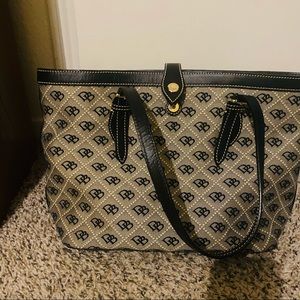 Dooney & Bourke logo Bag/ slightly used.